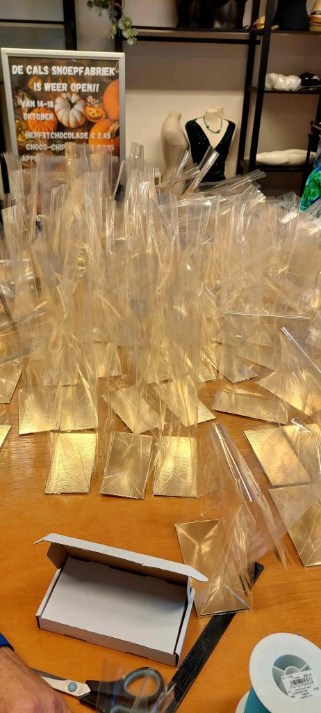 Chocolaatjes inpakken dag van de Techniek Cals IJsselstein