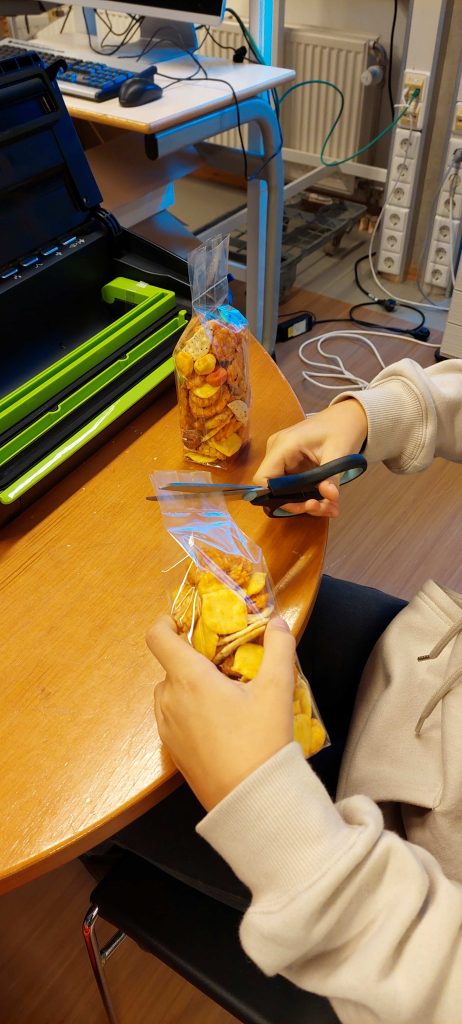 Nootjes inpakken en sealen voor de Dag van de Techniek