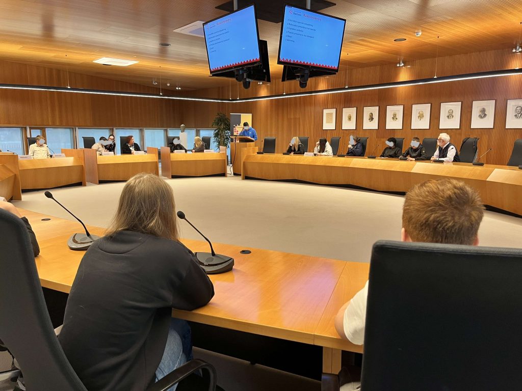 Bezoek aan raadzaal maatschappijkunde