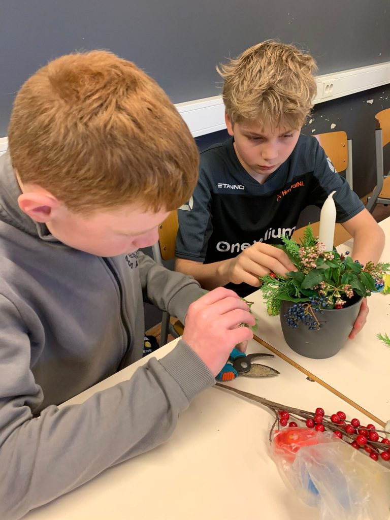 Omzien naar elkaar tijdens de kerstviering Cals College IJsselstein