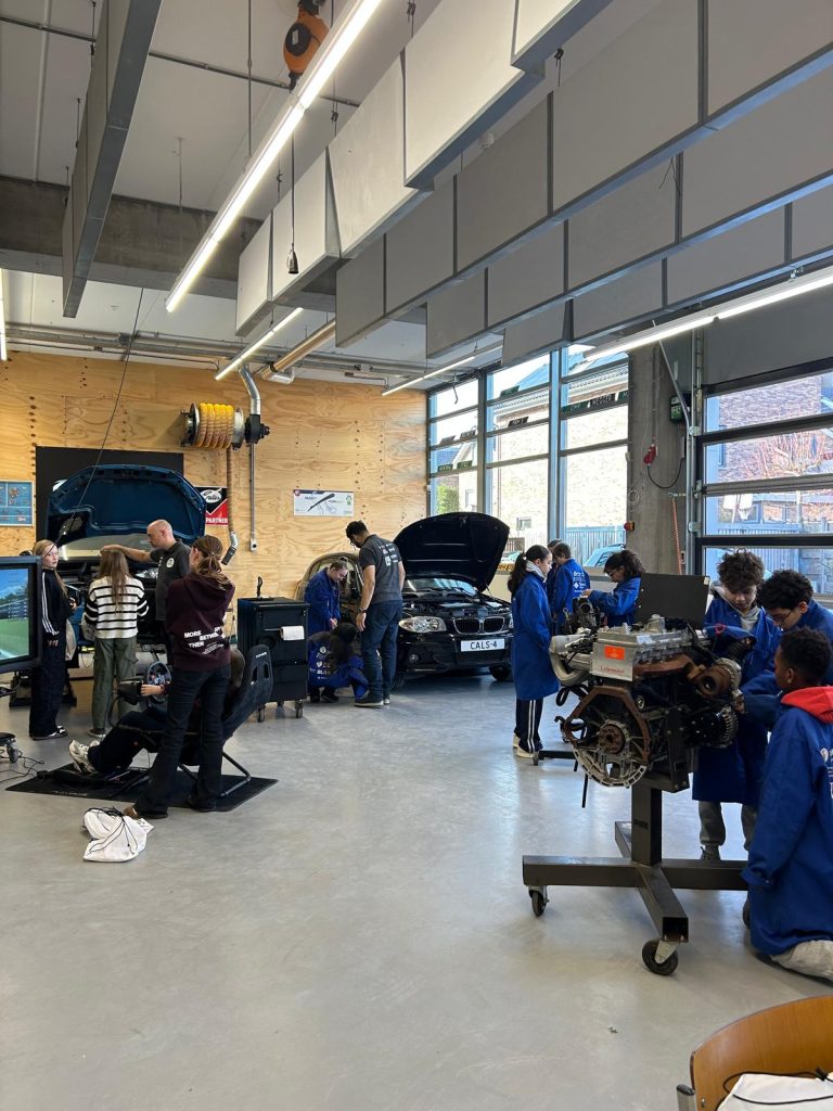 aan auto's sleutelen Basisscholen op bezoek