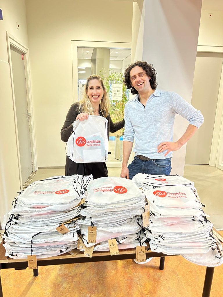 Cals IJsselstein tasjes uitdelen