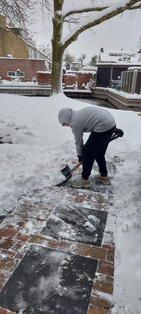 Sneeuw scheppen online gymles