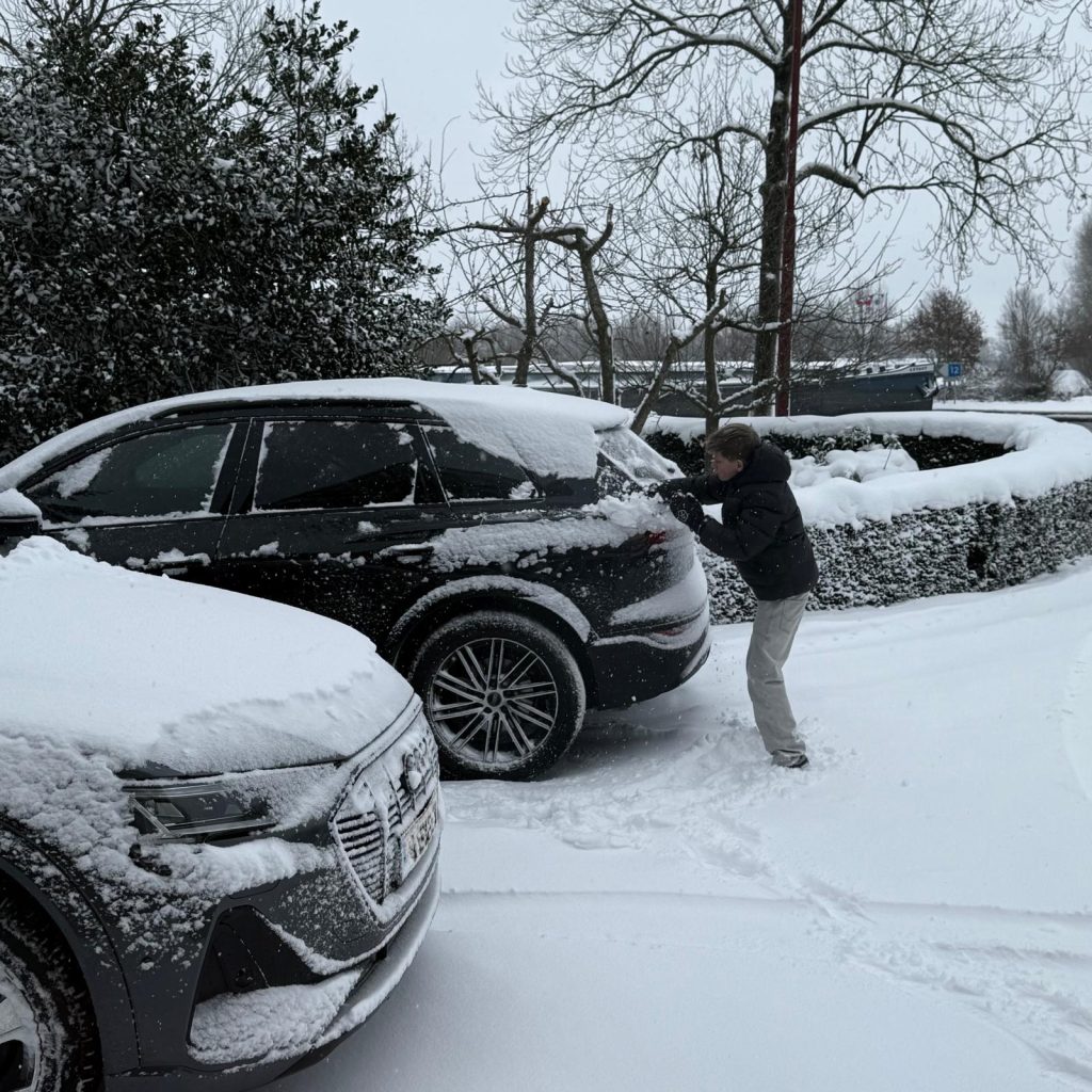 Auto sneeuwvrij maken